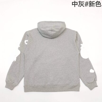 Felpa grigia casual con grafiche moderne sulle maniche, comfort e stile per ogni look.