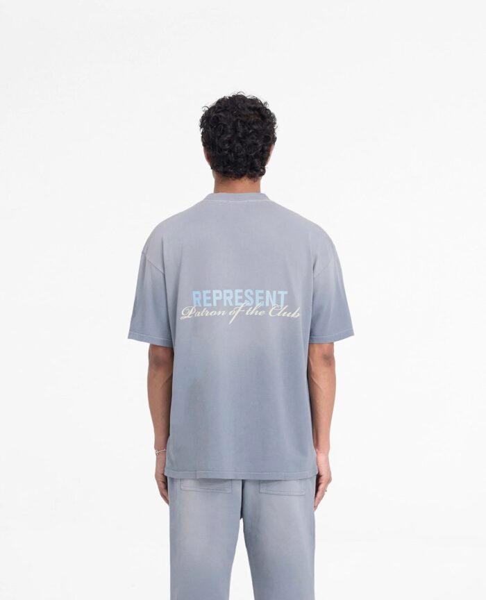 Abbigliamento streetwear grigio con scritta empowerment Represent e look casual minimalista.