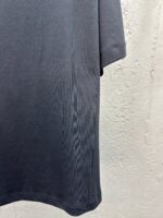 Maglietta grigia oversize in cotone, stile casual e confortevole, perfetta per ogni occasione.