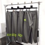 Pantaloni sportivi grigi con dettagli fluo, stile moderno e pratico per attività casual e fitness.