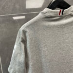 Maglietta polo grigia con colletto classico e dettagli a contrasto, stile casual e sportivo.