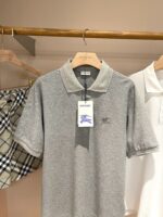 Maglietta polo grigia con pantaloncini a quadri, outfit casual estivo, boutique elegante.