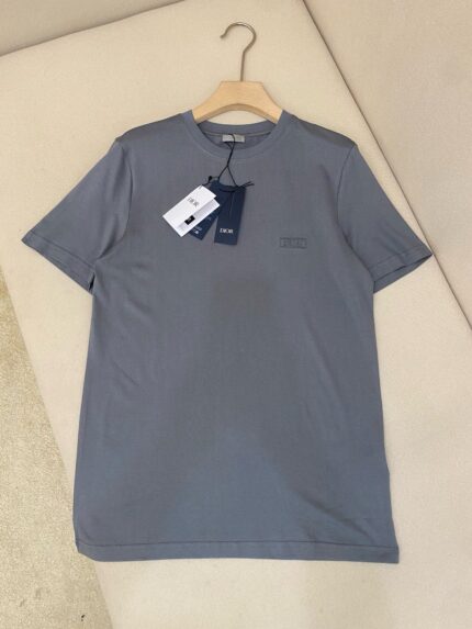 Camicia uomo grigia maniche corte, tessuto morbido, stile casual e moderno.