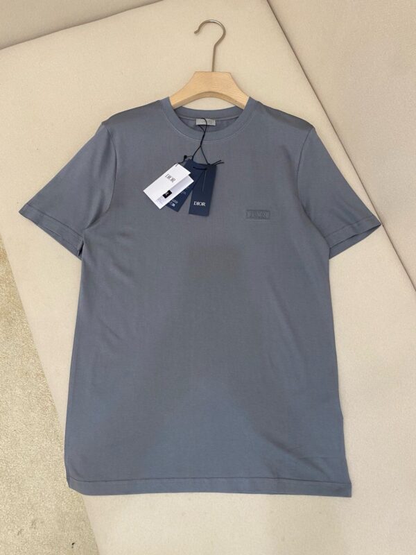 Camicia uomo grigia maniche corte, tessuto morbido, stile casual e moderno.