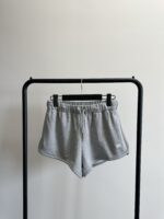 Pantaloncini casual grigi con elastico, ideali per relax e sport.