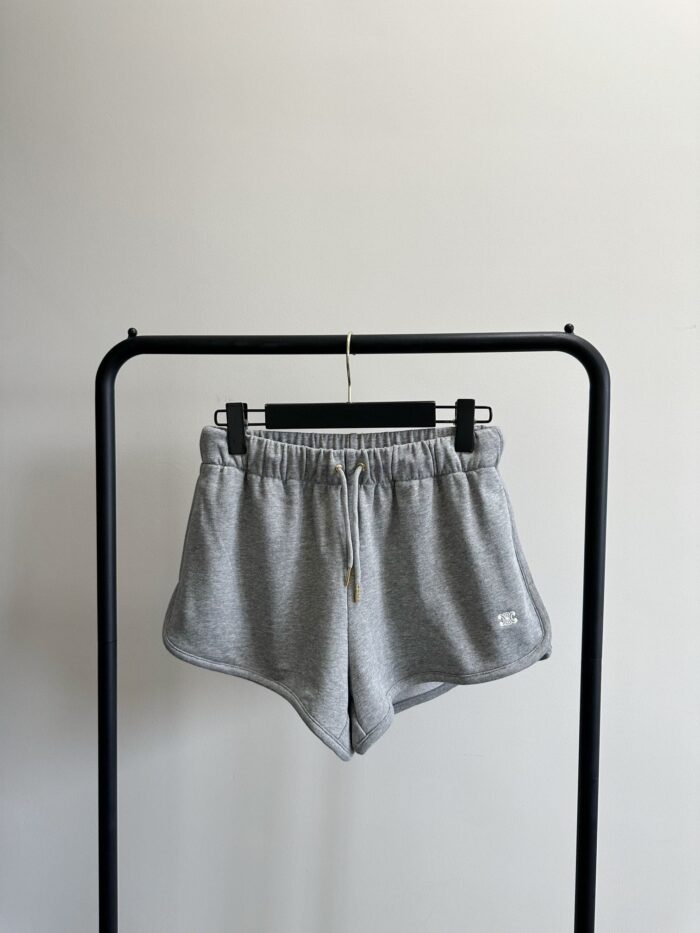 Pantaloncini casual grigi con elastico, ideali per relax e sport.
