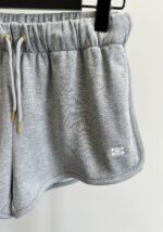 Pantaloncini sportivi grigi con cintura elastica, logo minimal, ideali per fitness e casual.