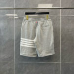 Pantaloncini sportivi grigi con strisce, comodi e stile casual, ideali per attività sportive e relax.