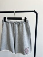 Shorts grigi casual, elastici, con logo ricamato, ideali per relax e sport.