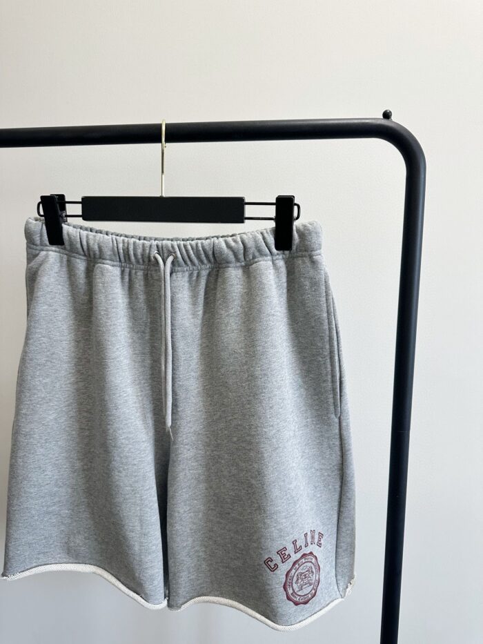 Shorts grigi casual, elastici, con logo ricamato, ideali per relax e sport.