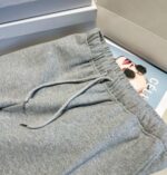 Pantaloni sportivi grigi casual con fascia elastica e coulisse per relax e stile quotidiano.