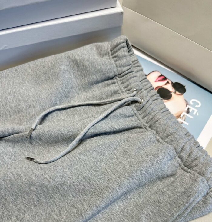 Pantaloni sportivi grigi casual con fascia elastica e coulisse per relax e stile quotidiano.