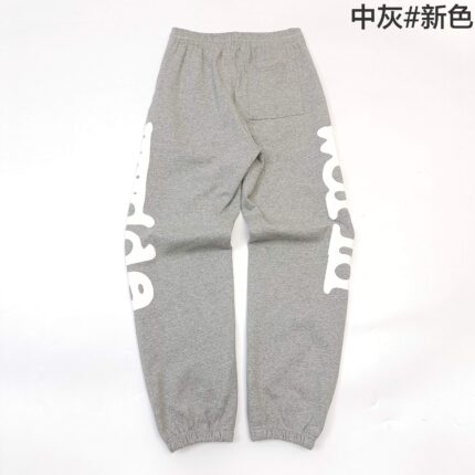 Pantaloni jogger grigi con stampa bianca, comodi, stile urbano, perfetti per il tempo libero.