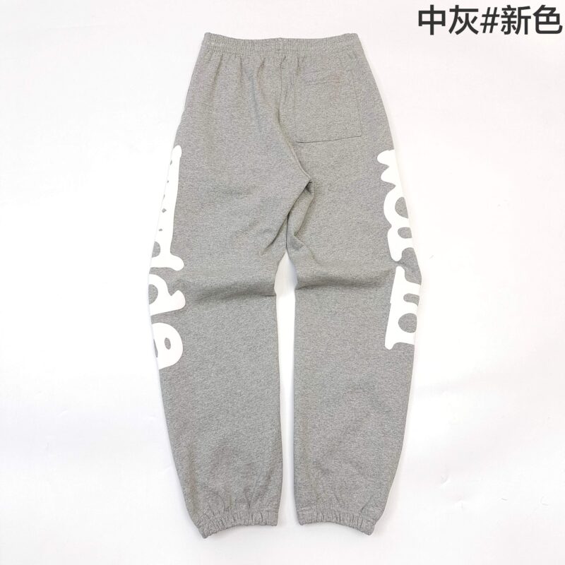 Pantaloni jogger grigi con stampa bianca, comodi, stile urbano, perfetti per il tempo libero.