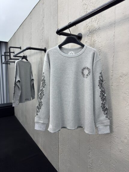 Felpa grigia casual con ricami floreali e logo frontale, stile moderno e versatile.