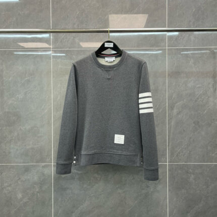 Felpa grigia sportiva con strisce bianche e logo, stile casual e moderno.