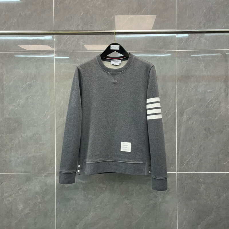 Felpa grigia sportiva con strisce bianche e logo, stile casual e moderno.
