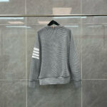 Felpa grigia con dettagli sportivi e design versatile, ideale per look casual e attività sportive.
