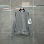 Felpa grigia casual con strisce bianche, stile sportivo, comfort e design minimalista.