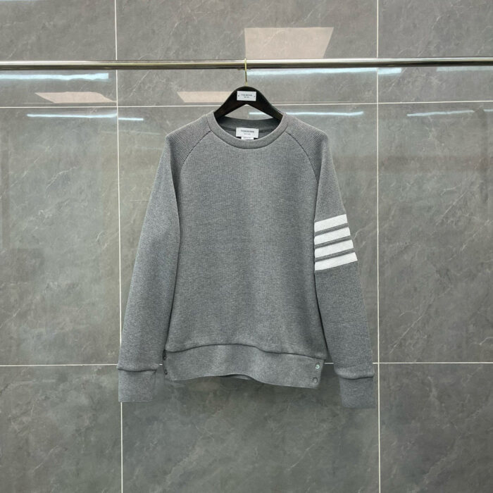 Felpa grigia casual con strisce bianche, stile sportivo, comfort e design minimalista.