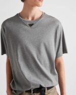 Maglietta grigia casual con pantaloni khaki, stile rilassato e moderno uomo.