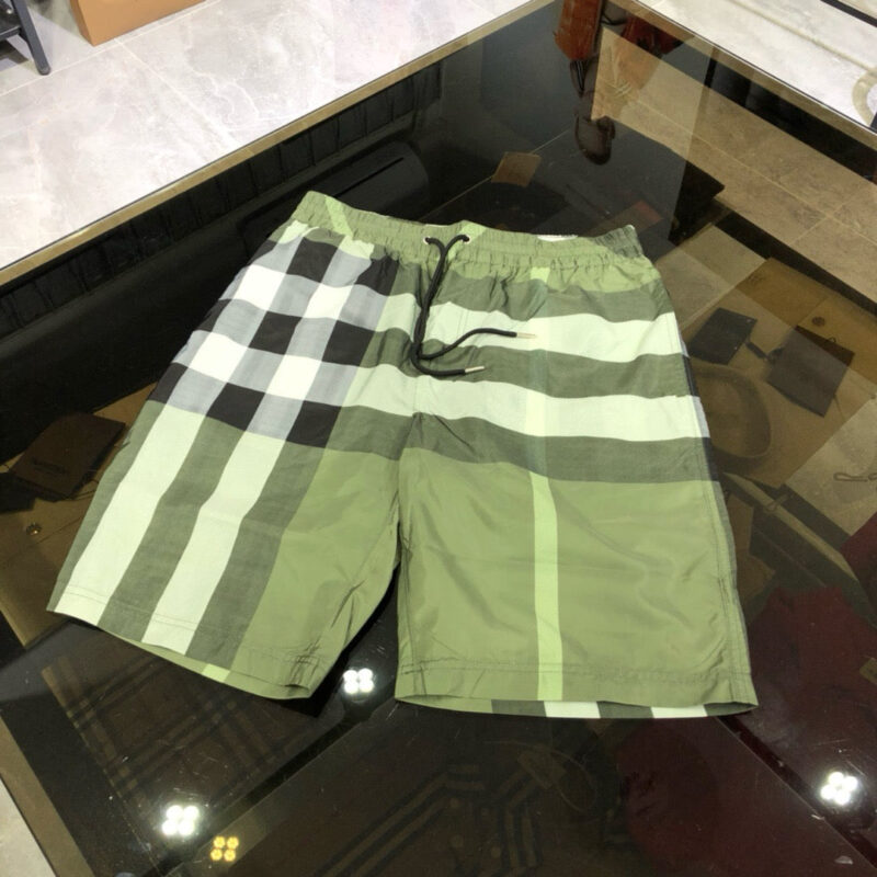 Pantaloncini da spiaggia verdi con quadri e fasce bianche, elastici e in tessuto rapido asciugatura