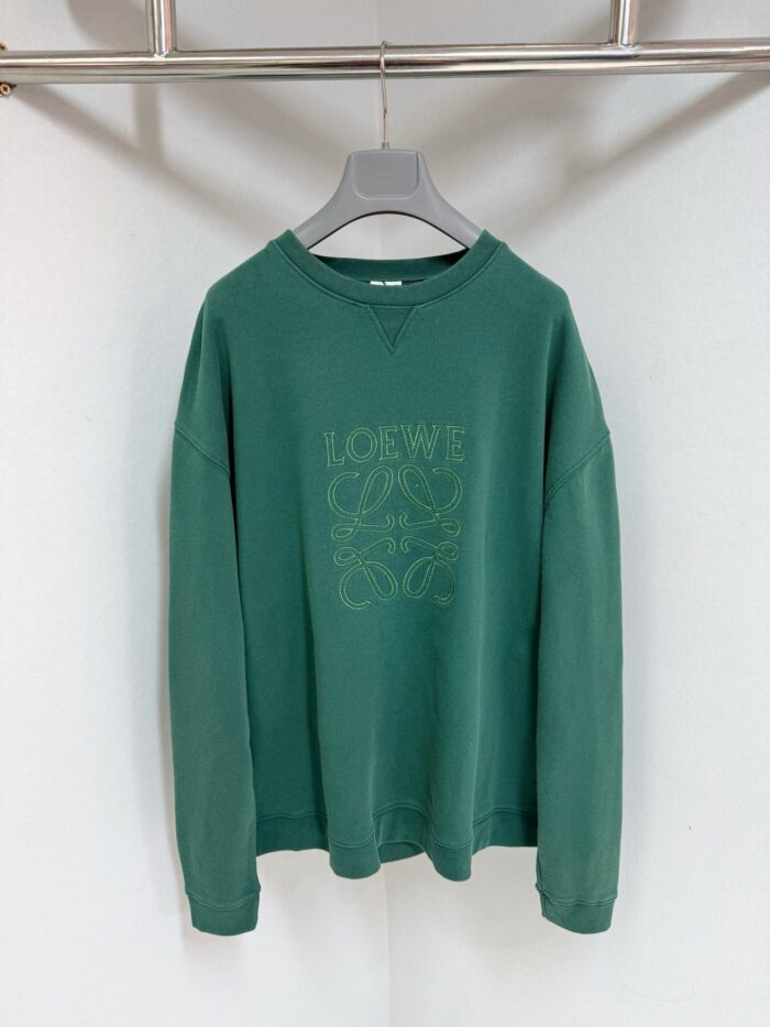 Felpa verde casual con stampa LOVES, comoda e dallo stile rilassato, ideale per ogni occasione.