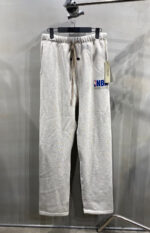 Pantaloni jogger grigi con logo CNB, vita elasticizzata e coulisse, perfetti per relax e sport.