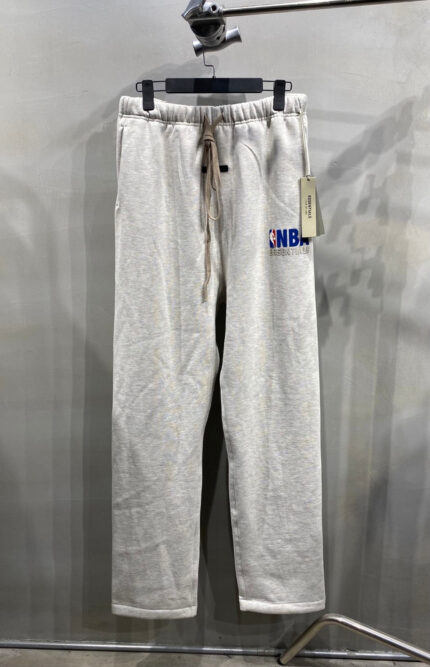 Pantaloni jogger grigi con logo CNB, vita elasticizzata e coulisse, perfetti per relax e sport.