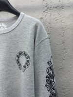 Felpa grigia casual con logo e design elegante sulle maniche, stile urbano e comfort moderno.