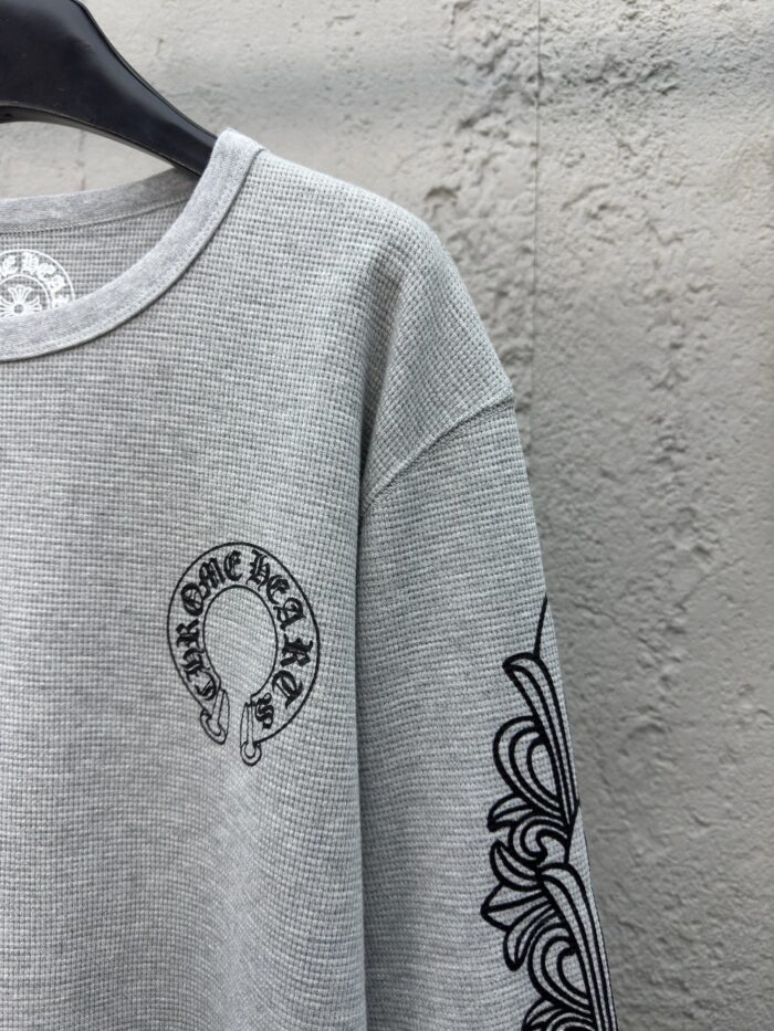 Felpa grigia casual con logo e design elegante sulle maniche, stile urbano e comfort moderno.