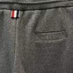 Pantaloni grigi casual con cintura elastica e tasca posteriore semplice.