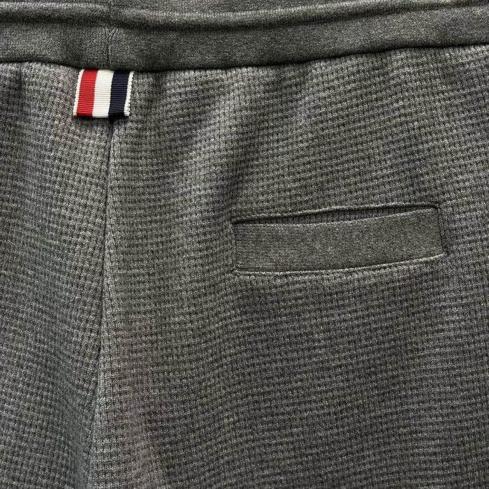 Pantaloni grigi casual con cintura elastica e tasca posteriore semplice.