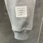 Maglione grigio casual con etichetta minimalista, comfort, stile moderno e taglia L.