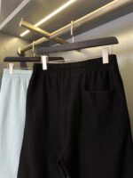 Pantaloni casual blu e neri eleganti, comfort e stile su porta abiti moderno.