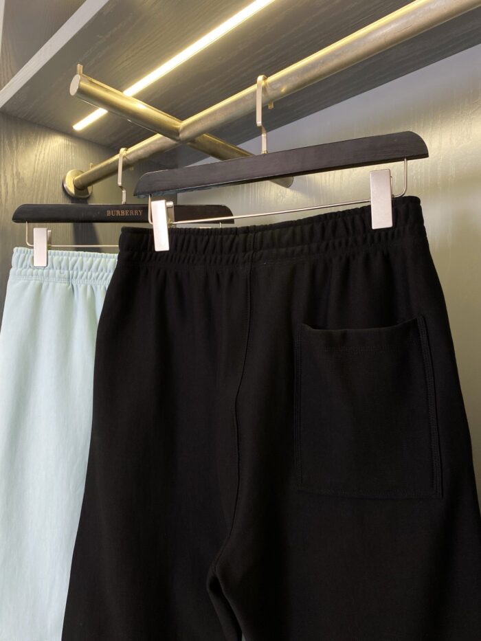 Pantaloni casual blu e neri eleganti, comfort e stile su porta abiti moderno.