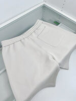 Shorts bianchi in cotone casual e comodi, perfetti per lestate e il relax quotidiano.