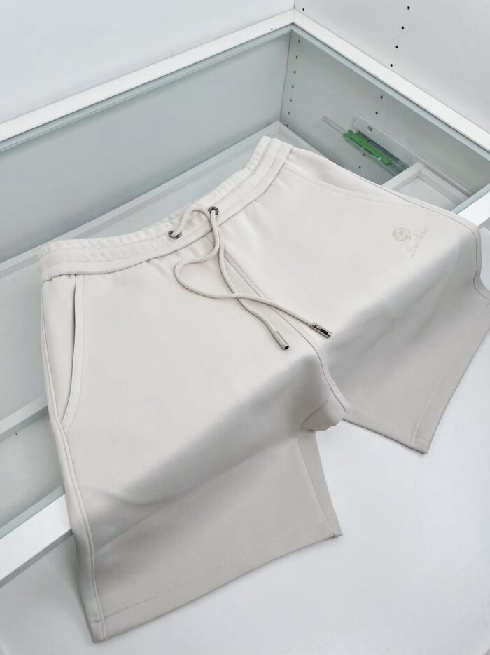 Pantaloncini casual chiari con nastro regolabile e tasche, stile minimalista e comfort quotidiano.