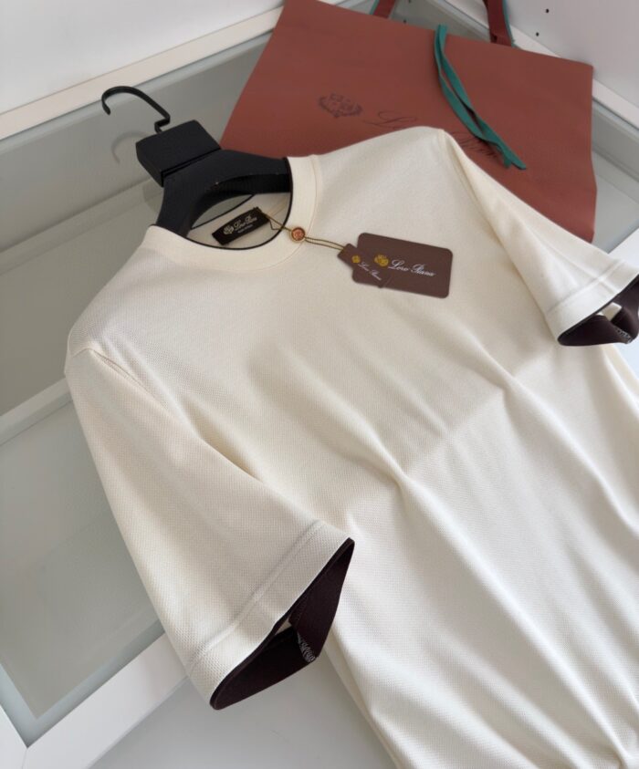 T-shirt crema elegante con dettagli burgundy e tote bag naturale, stile daily chic raffinato.