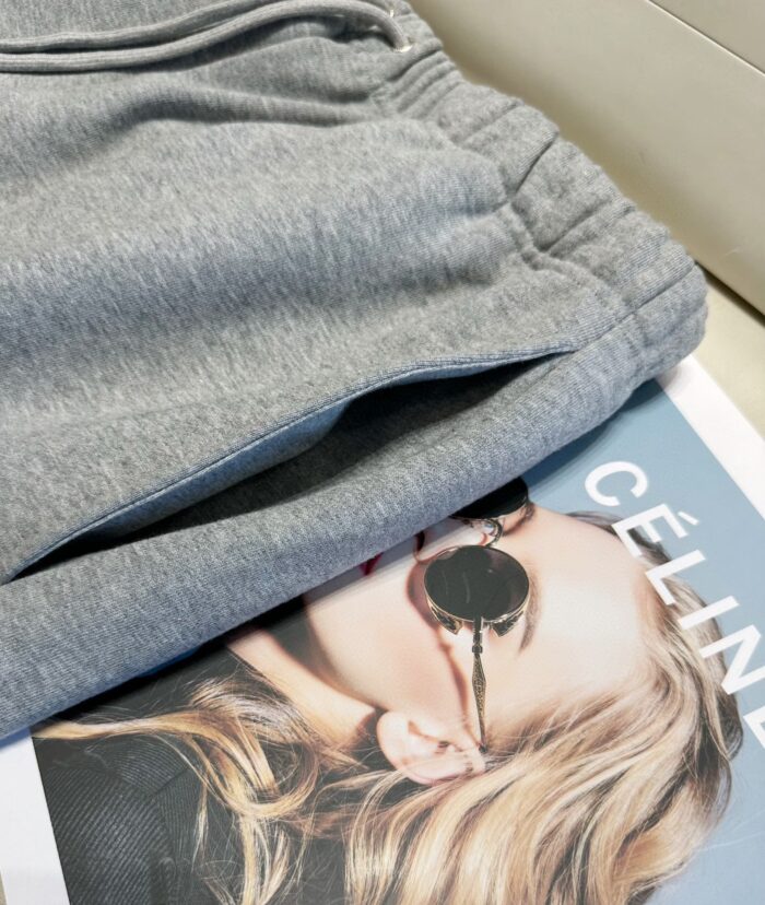 Joggers grigi di lusso con magazine di moda, stile casual chic e sofisticato.