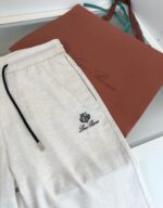 Pantaloni jogger di lusso e borsa chic, stile casual e elegante.