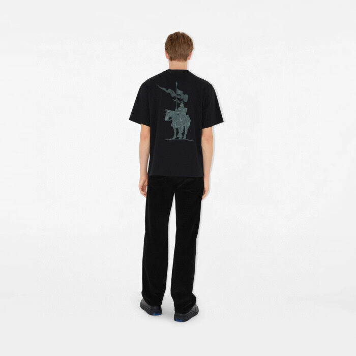 Maglietta nera oversize con grafica, pantaloni aderenti e stile casual moderno uomo vista dietro.