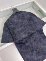 T-shirt moderna grigia a effetto marmorizzato, stile casual e di tendenza per uomo e donna.