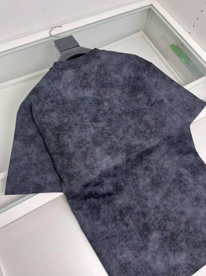 T-shirt moderna grigia a effetto marmorizzato, stile casual e di tendenza per uomo e donna.