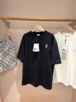 Completo casual uomo con t-shirt nere e shorts quadrettati, stile moderno e versatile.