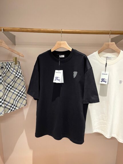 Completo casual uomo con t-shirt nere e shorts quadrettati, stile moderno e versatile.