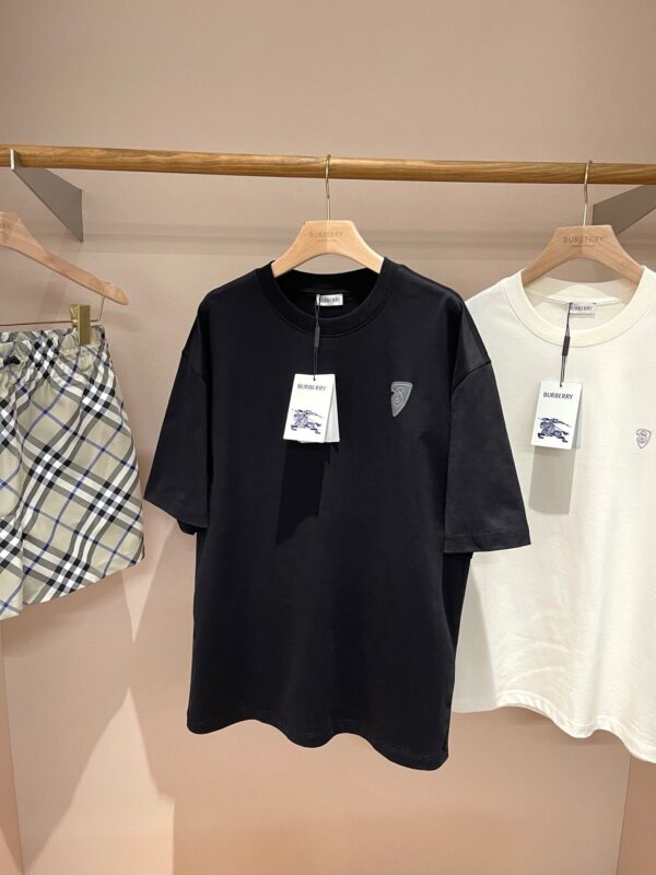 Completo casual uomo con t-shirt nere e shorts quadrettati, stile moderno e versatile.