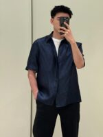 Giovane uomo in stile casual urbano, fotografia frontale davanti alloSpecchio con abbigliamento trendy.