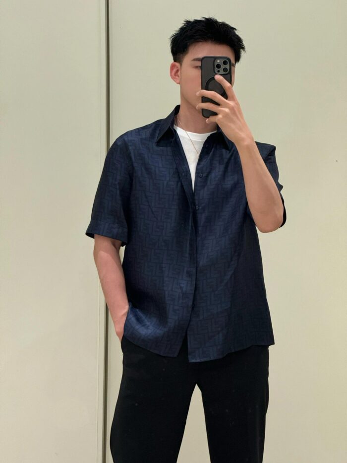 Giovane uomo in stile casual urbano, fotografia frontale davanti alloSpecchio con abbigliamento trendy.