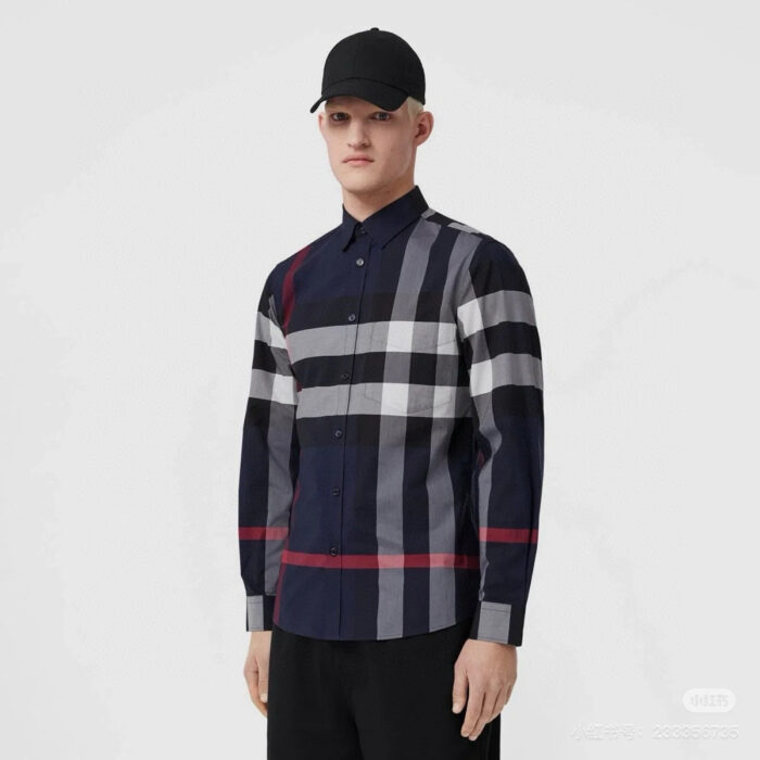 Camicia a quadri maschile con cappellino nero, stile casual e trendy per ogni occasione.
